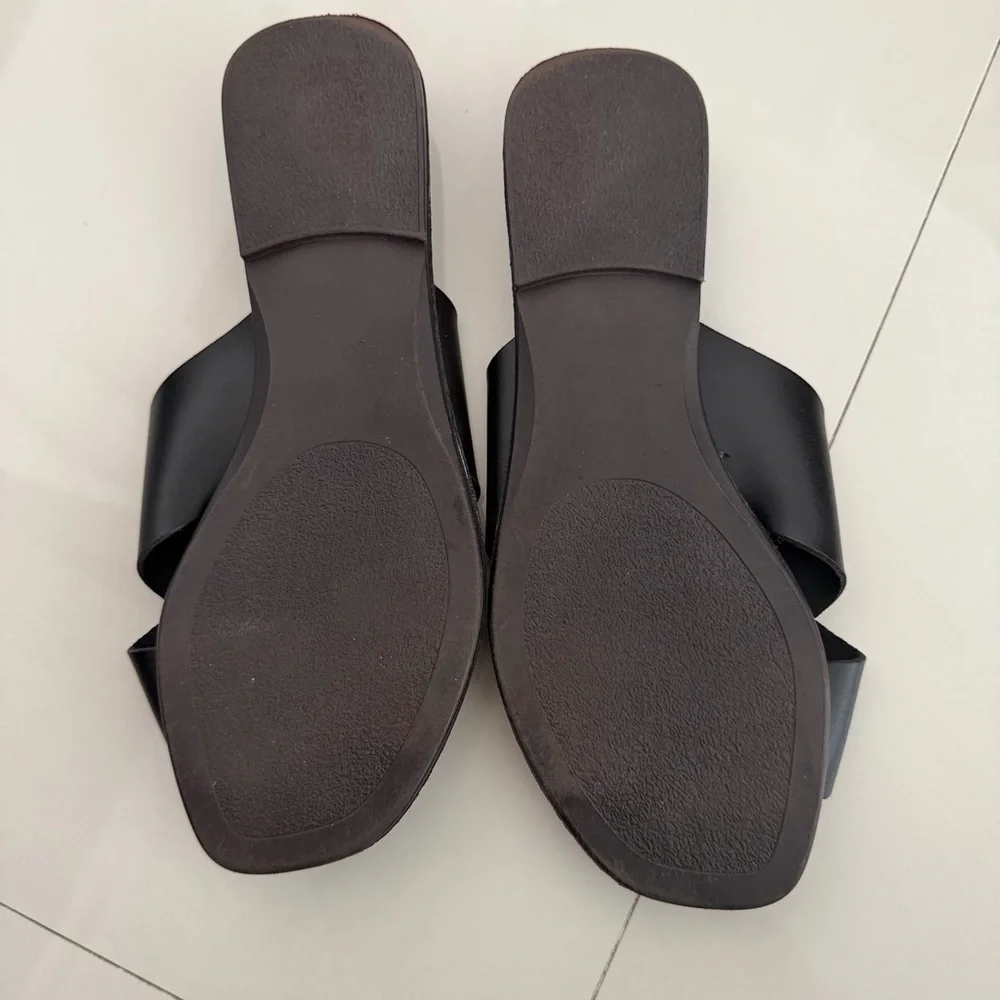 Seychelles Black Cross-Strap Sandals - Picture 2 of 3